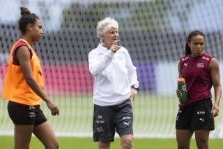Pia Sundhage avec deux joueuses de la Nati, Coumba Sow (à gauche) et Leila Wandeler (à droite)